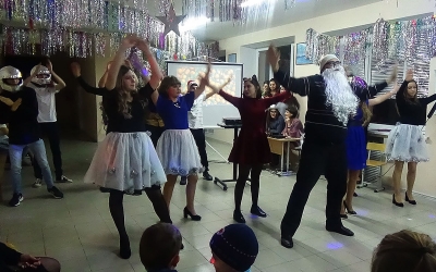 «Новогодний карнавал» в Красноярской школе